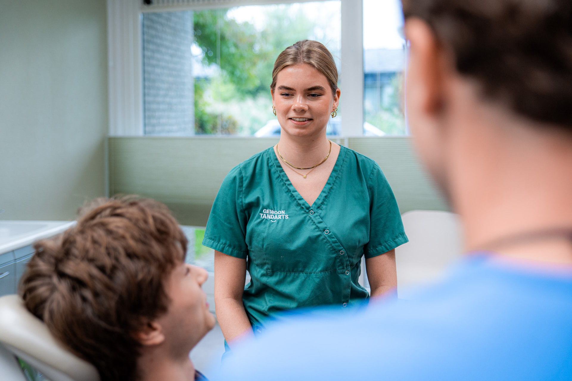 Collega in gesprek met een patiënt bij Gewoon Tandarts Warmenhuizen