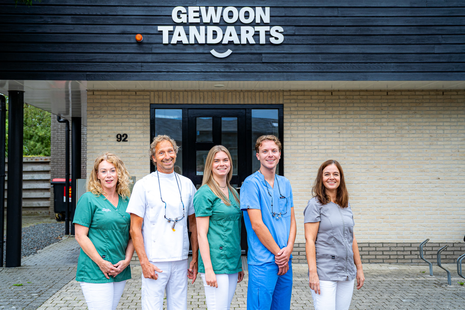 Team van Gewoon Tandarts Warmenhuizen voor de praktijk